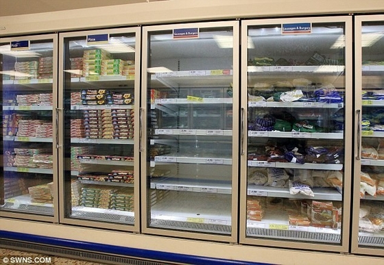 El refrigerador de la bebida del supermercado moderó el acero inoxidable plástico del congelador de cristal de la puerta