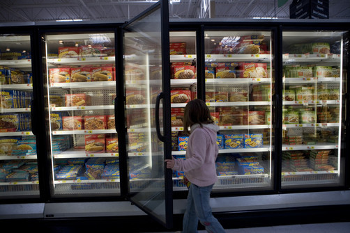 El refrigerador de la bebida del supermercado moderó el acero inoxidable plástico del congelador de cristal de la puerta