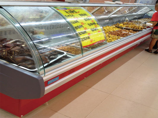 La tienda de delicatessen exhibe el enfriamiento autónomo del refrigerador para la carne fresca
