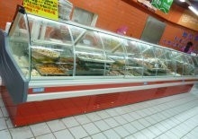La tienda de delicatessen autónoma de la comida exhibe el refrigerador, contador posterior contrario de la exhibición de la carne